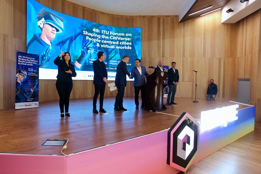 Presidente Municipal de Querétaro, Luis Nava saluda al Secretario de SEDESU