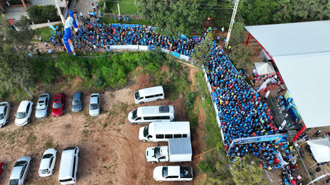 Vista de águila participantes esperando salida