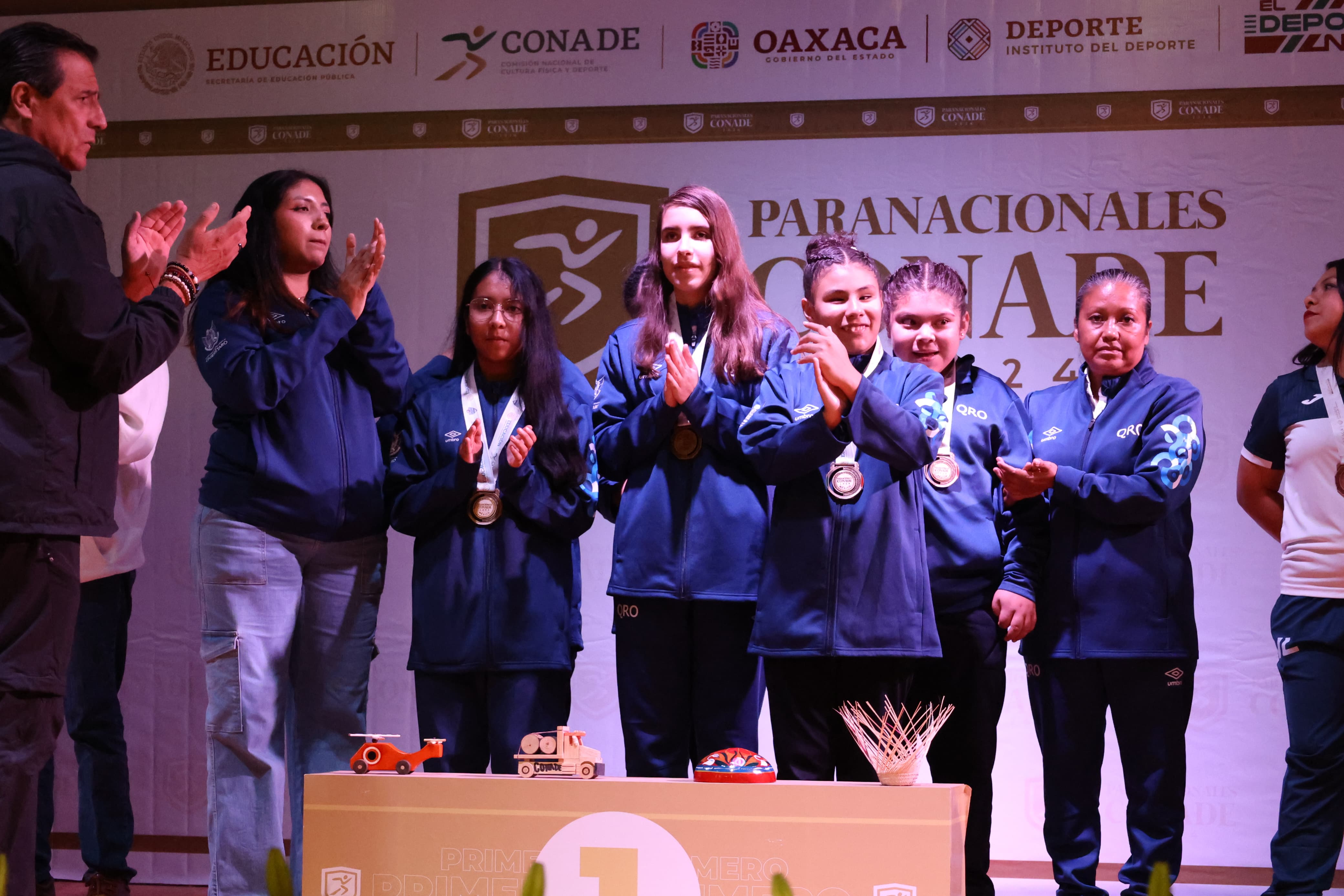 Golbolistas mujeres recibiendo medalla