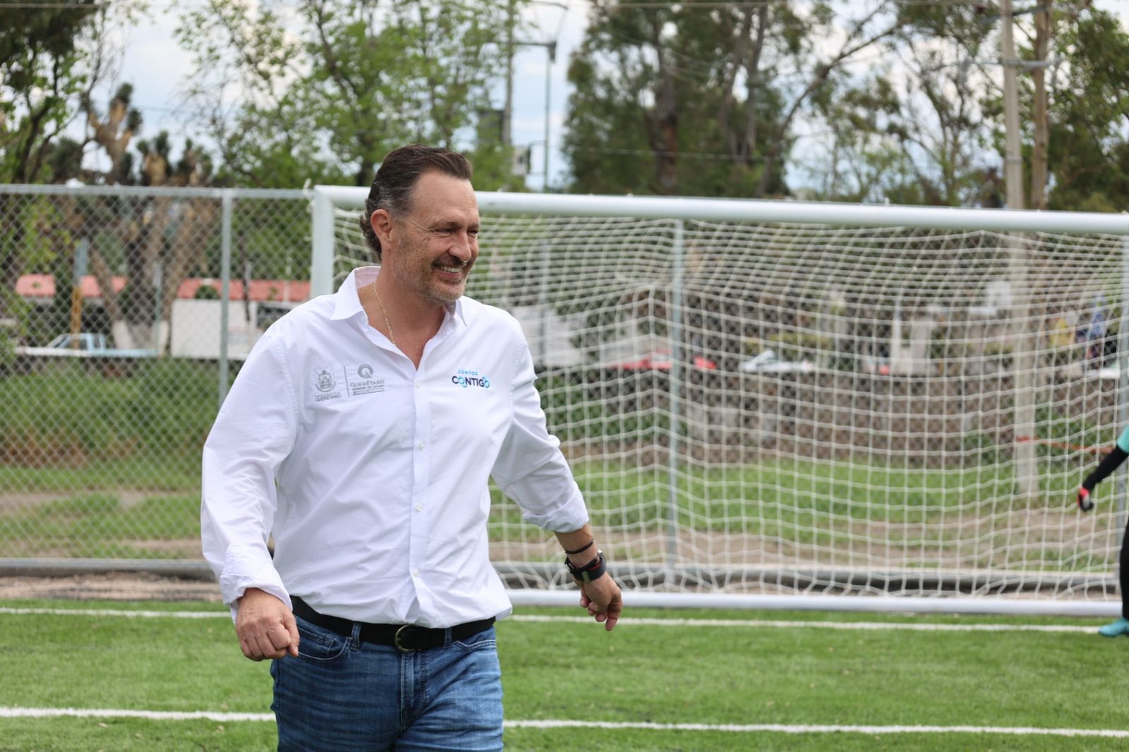 El gober feliz jugando futból