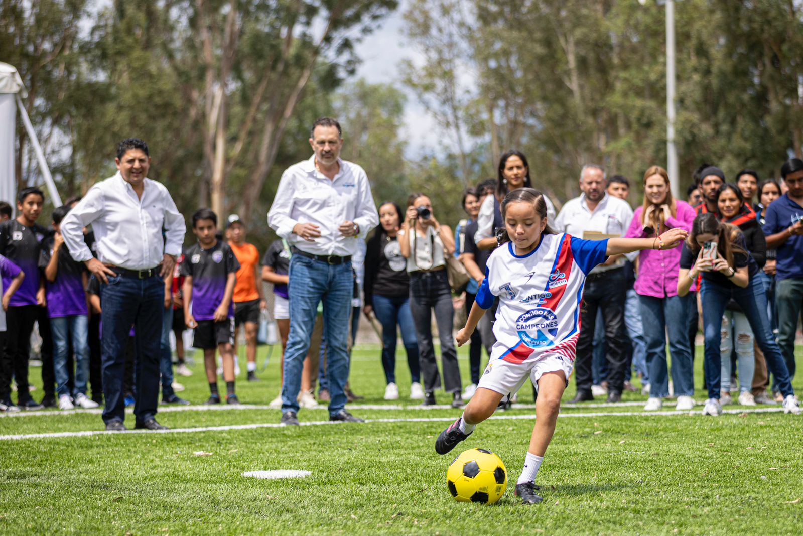 Niña pateando balón
